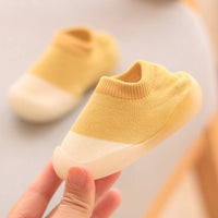Éviter les chutes de bébé avec des chaussons antidérapants